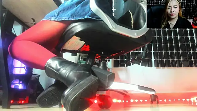 Snapshot of MissAlmaFenix chatting on 06/06/26, 06:01 MissAlmaFenix online show from 06/06/26, 06:01