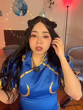 Snapshot of eimili_love chatting on 05/24/26, 02:27 eimili love online show from 05/24/26, 02:27