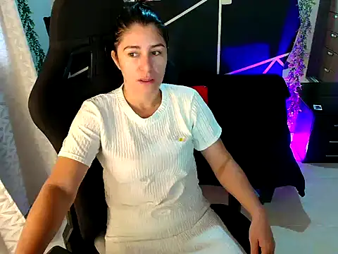 Snapshot of LUCYMILF_SEXY chatting on 05/06/26, 11:59 LUCYMILF SEXY online show from 05/06/26, 11:59