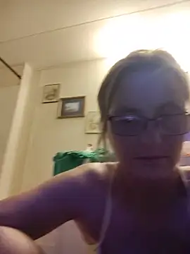 Snapshot of Queenle91 chatting on 06/10/26, 04:23 Queenle91 online show from 06/10/26, 04:23