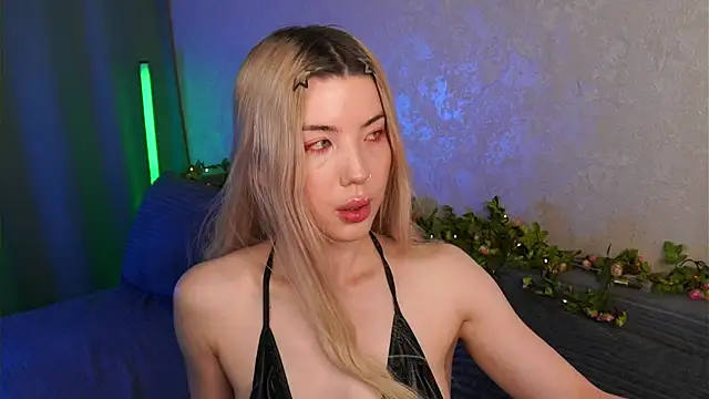 Snapshot of LindaThackerr chatting on 05/22/26, 04:23 LindaThackerr online show from 05/22/26, 04:23