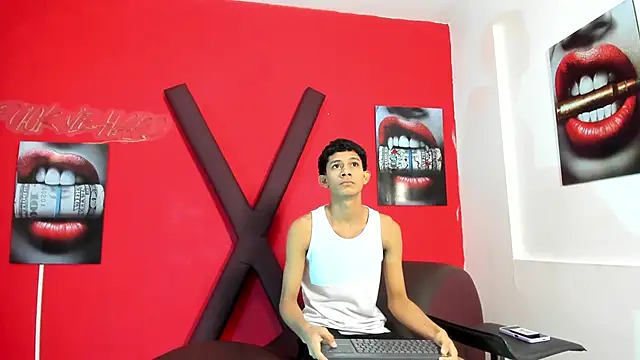 Snapshot of TWINKS_BOYSX chatting on 05/16/26, 01:21 TWINKS BOYSX online show from 05/16/26, 01:21
