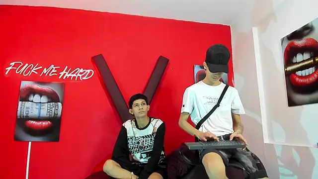 Snapshot of TWINKS_BOYSX chatting on 05/18/26, 01:28 TWINKS BOYSX online show from 05/18/26, 01:28