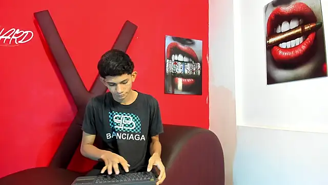 Snapshot of TWINKS_BOYSX chatting on 05/23/26, 01:37 TWINKS BOYSX online show from 05/23/26, 01:37