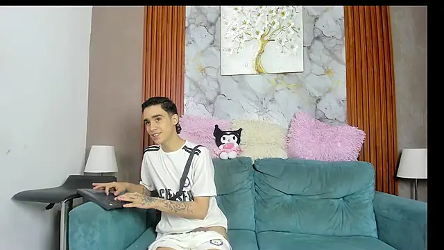 Snapshot of TWINKS_BOYSX chatting on 06/03/26, 02:33 TWINKS BOYSX online show from 06/03/26, 02:33