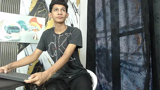Snapshot of TWINKS_BOYSX chatting on 06/11/26, 01:53 TWINKS BOYSX online show from 06/11/26, 01:53