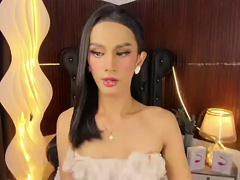 Estella Hilton online show from 06/19/26, 10:52