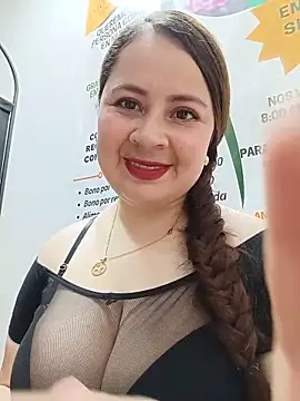 Snapshot of VANESSA__28 chatting on 06/10/26, 04:39 VANESSA 28 online show from 06/10/26, 04:39