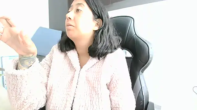 Snapshot of saramaSS chatting on 06/15/26, 07:38 saramaSS online show from 06/15/26, 07:38