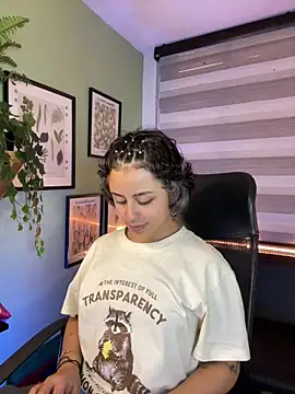 Snapshot of Lusiana__ chatting on 05/28/26, 12:35 Lusiana online show from 05/28/26, 12:35