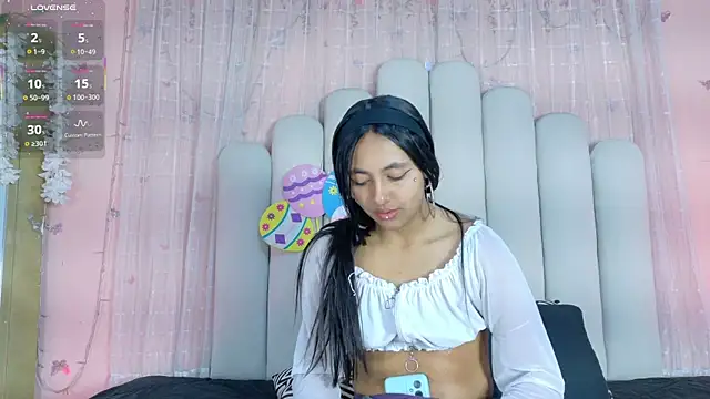 Snapshot of Hollyyqueen_ chatting on 06/10/26, 08:08 Hollyyqueen online show from 06/10/26, 08:08