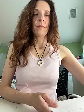 Snapshot of Raevyn chatting on 05/16/26, 05:01 Raevyn online show from 05/16/26, 05:01