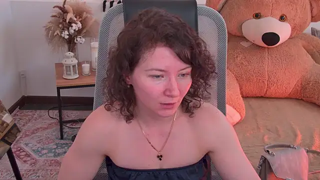 Snapshot of AureliaGleam chatting on 05/15/26, 05:03 AureliaGleam online show from 05/15/26, 05:03
