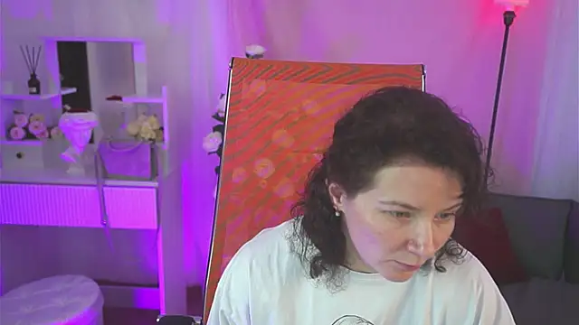 Snapshot of AureliaGleam chatting on 05/16/26, 08:00 AureliaGleam online show from 05/16/26, 08:00