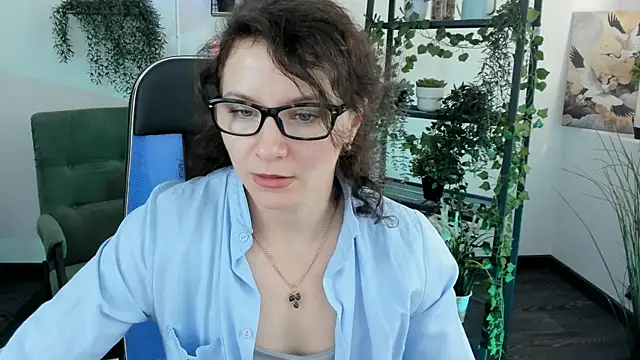 Snapshot of AureliaGleam chatting on 05/18/26, 04:40 AureliaGleam online show from 05/18/26, 04:40