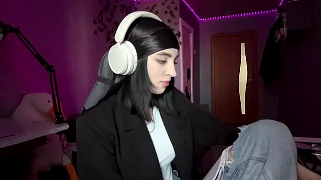 Snapshot of NightFoxxx chatting on 06/04/26, 10:32 NightFoxxx online show from 06/04/26, 10:32