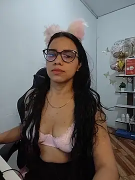 Snapshot of alanahot94 chatting on 05/26/26, 01:01 alanahot94 online show from 05/26/26, 01:01