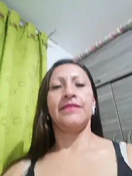 Snapshot of Vely_ chatting on 06/08/26, 03:40 Vely online show from 06/08/26, 03:40