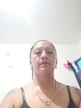 Snapshot of Vely_ chatting on 06/14/26, 02:24 Vely online show from 06/14/26, 02:24
