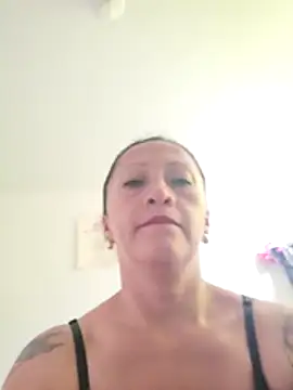 Snapshot of Vely_ chatting on 06/17/26, 08:21 Vely online show from 06/17/26, 08:21