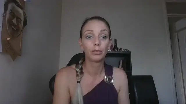 Snapshot of LouiseLovell chatting on 06/12/26, 07:02 LouiseLovell online show from 06/12/26, 07:02
