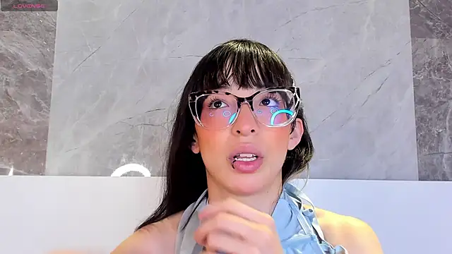 Snapshot of EmiliaBell_ chatting on 05/19/26, 01:28 EmiliaBell online show from 05/19/26, 01:28