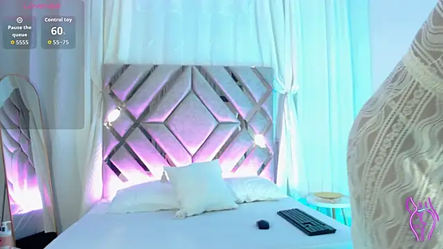 MilaMonroeX online show from 06/11/26, 02:11