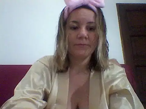 Snapshot of AllisonLove2 chatting on 06/10/26, 02:45 AllisonLove2 online show from 06/10/26, 02:45