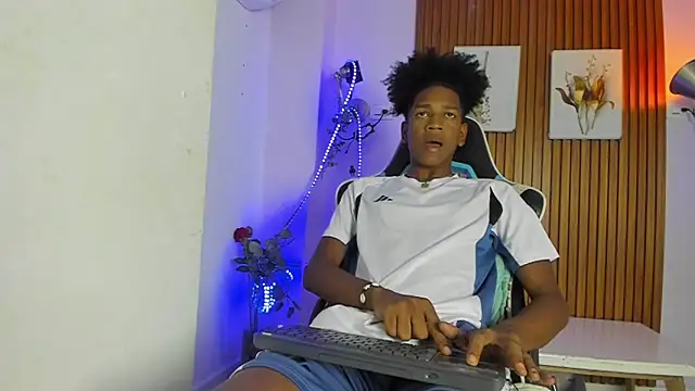 Snapshot of Afrowayuu chatting on 05/21/26, 05:42 Afrowayuu online show from 05/21/26, 05:42