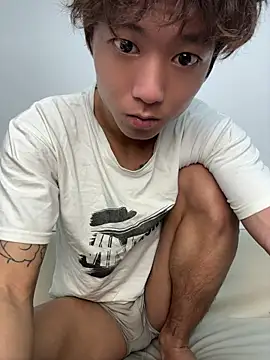 Snapshot of luo-77 chatting on 06/05/26, 02:01 luo-77 online show from 06/05/26, 02:01