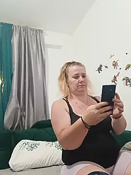 JuliaBestX online show from 06/25/26, 09:52