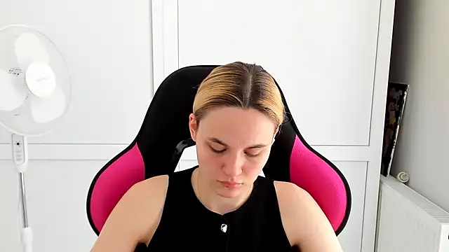 Snapshot of Emma_starrs_ chatting on 05/22/26, 10:10 Emma starrs online show from 05/22/26, 10:10