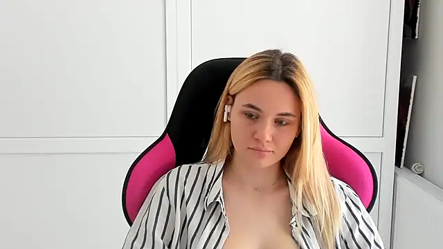 Snapshot of Emma_starrs_ chatting on 06/09/26, 12:28 Emma starrs online show from 06/09/26, 12:28