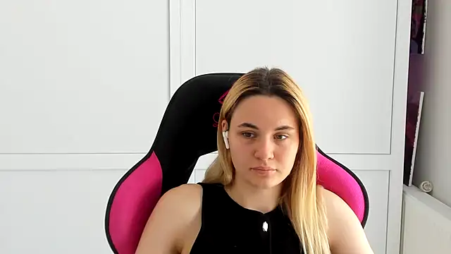 Snapshot of Emma_starrs_ chatting on 06/11/26, 12:36 Emma starrs online show from 06/11/26, 12:36