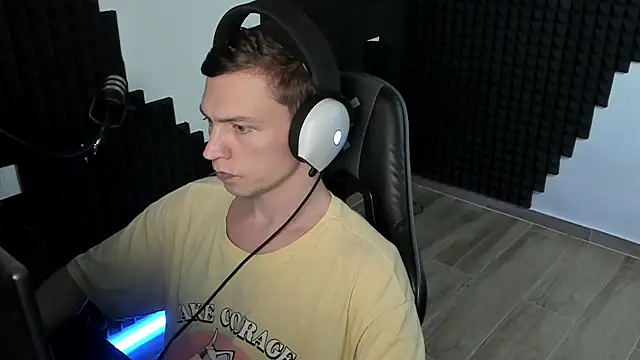 More than friend online show from 07/04/26, 03:40