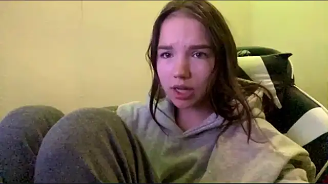 Snapshot of FewerCadre chatting on 05/22/26, 06:13 FewerCadre online show from 05/22/26, 06:13