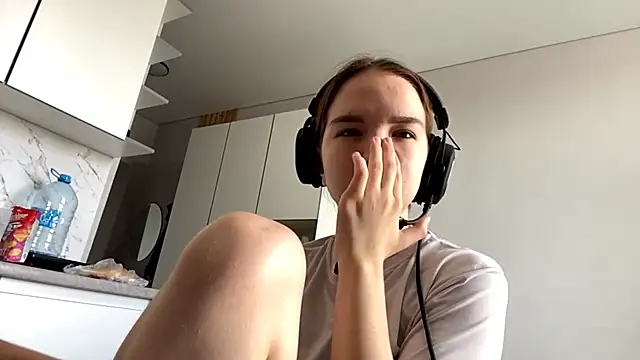 Snapshot of FewerCadre chatting on 06/06/26, 10:31 FewerCadre online show from 06/06/26, 10:31