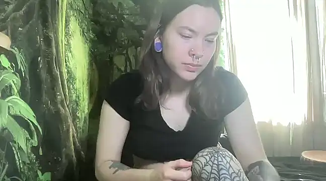 Snapshot of mo0ngoddess chatting on 02/15/25, 10:42 mo0ngoddess online show from 02/15/25, 10:42