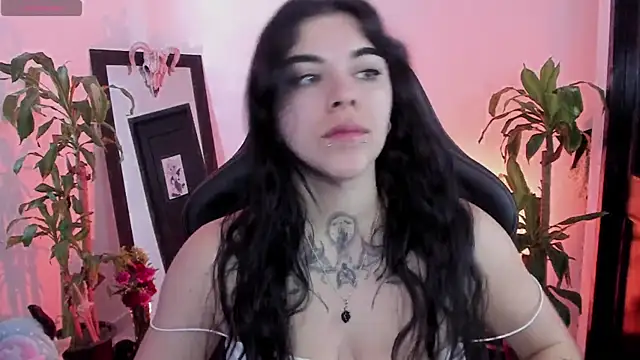 Snapshot of MissCharlottte_18 chatting on 05/20/26, 04:24 MissCharlottte 18 online show from 05/20/26, 04:24