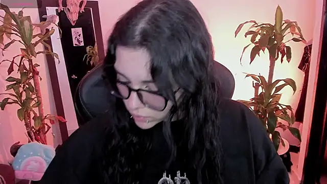 Snapshot of MissCharlottte_18 chatting on 06/12/26, 04:33 MissCharlottte 18 online show from 06/12/26, 04:33