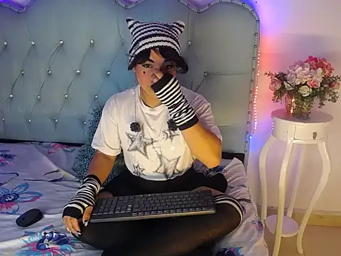 Snapshot of Tiff_Styless chatting on 06/10/26, 07:35 Tiff Styless online show from 06/10/26, 07:35