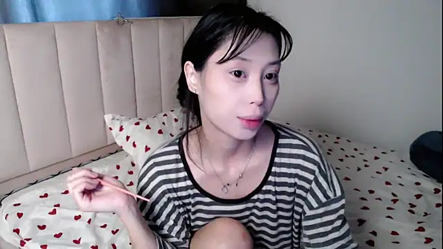 Snapshot of neverstoplovingme chatting on 05/19/26, 01:44 neverstoplovingme online show from 05/19/26, 01:44