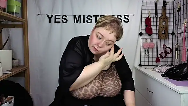 Snapshot of mistress_molly chatting on 05/16/26, 05:15 mistress molly online show from 05/16/26, 05:15