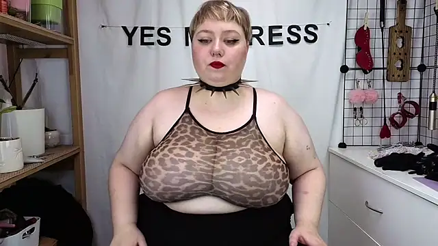 Snapshot of mistress_molly chatting on 05/16/26, 10:36 mistress molly online show from 05/16/26, 10:36