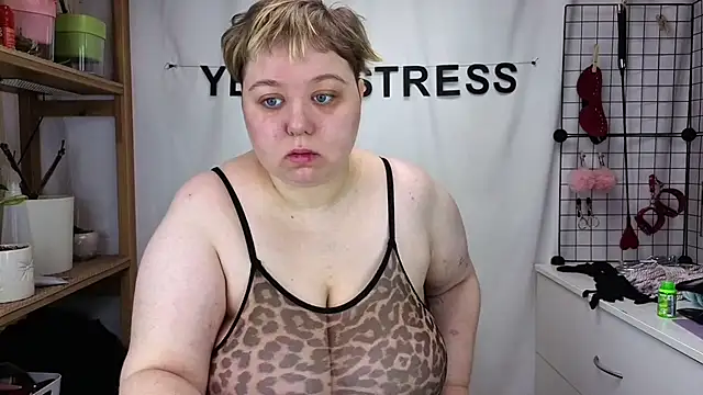 Snapshot of mistress_molly chatting on 05/17/26, 05:05 mistress molly online show from 05/17/26, 05:05