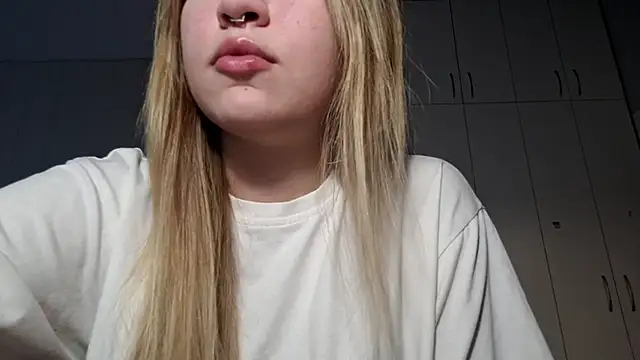 Snapshot of dozygleam chatting on 05/25/26, 01:06 dozygleam online show from 05/25/26, 01:06
