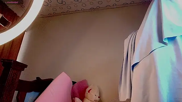 Nadine Nassib online show from 06/20/26, 01:47