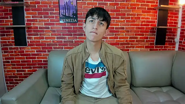 Hoot boyss  online show from 05/18/26, 07:20
