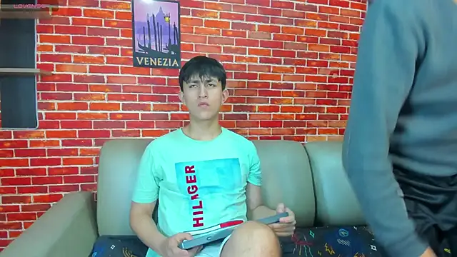 Hoot boyss  online show from 05/23/26, 08:35