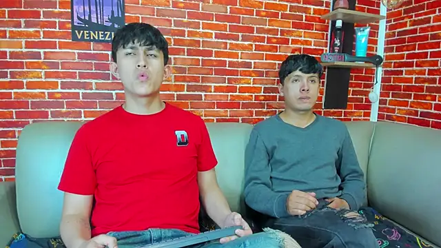 Hoot boyss  online show from 05/25/26, 08:48